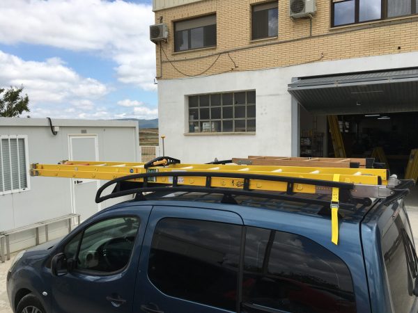 Cómo trasportar con seguridad las escaleras en vehículos