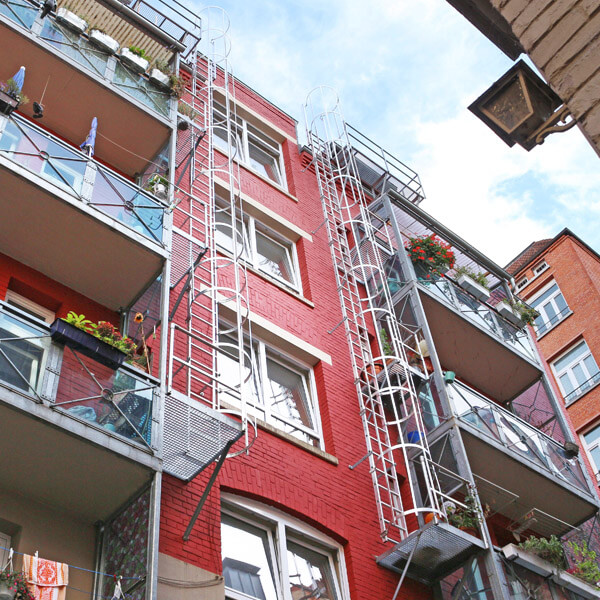 escaleras fijas para facilitar trabajos