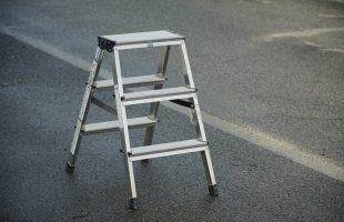 Cómo usar las escaleras en lugares públicos