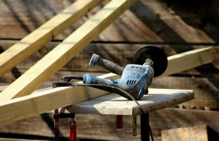 ¿Es recomendable usar herramientas eléctricas sobre una escalera?