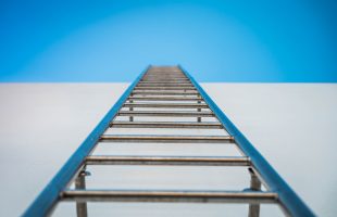 Aluminio, madera o fibra de vidrio, ¿qué escalera necesitas?