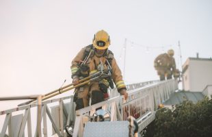 Escaleras de fibra de vidrio: ligereza, resistencia y durabilidad