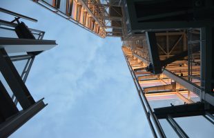 Seguridad en las alturas: Mitos y realidades para profesionales