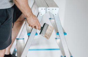 Posturas correctas al usar una escalera