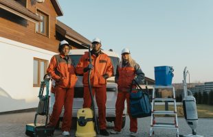 Trabaja a lo grande con escaleras pequeñas: soluciones compactas para grandes trabajos