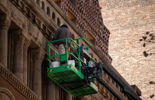 Plataformas elevadoras vs. escaleras: ¿cuál es la mejor opción para tu proyecto?