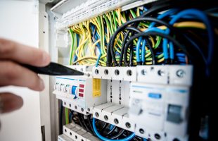 Escaleras para electricistas: ¿qué necesitas saber para trabajar con seguridad?