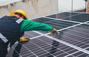 Instalación de paneles solares: la importancia de elegir la escalera adecuada para trabajar en tejados