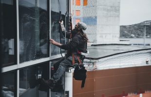 Protege tu equipo y tu bolsillo: Guía completa para elegir los EPI adecuados para trabajos en altura