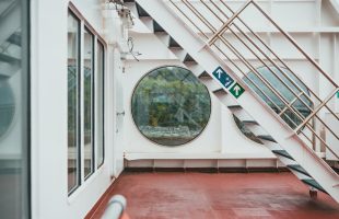 Cómo son las escaleras para el abordaje de barcos