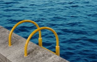 Escaleras de fibra de vidrio: La solución ideal para trabajos eléctricos y húmedos