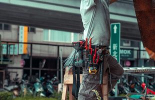 Bípodes para postes de madera: una solución práctica para instalaciones eléctricas seguras