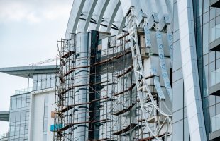 Andamios vs. Escaleras: ¿Cuál es la mejor opción para tu próxima obra?