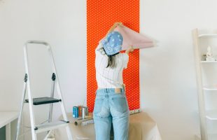 En Escaleras Arizona llevamos en la sangre la pasión por fabricar y perfeccionar soluciones de altura, especialmente escaleras de aluminio, madera y fibra de vidrio para profesionales de múltiples sectores. Albañiles, electricistas, carpinteros, instaladores de telecomunicaciones, personal de mantenimiento… todos ellos tienen algo en común: dependen de la fiabilidad de su equipo de trabajo. Ahora bien, también tenemos claro que la escalera por sí sola no siempre es suficiente. Contar con accesorios de seguridad adecuados no es un extra opcional, sino la diferencia entre trabajar con confianza o exponerse a riesgos innecesarios. La importancia de los accesorios: más allá de subir y bajar Cuando hablamos de seguridad en el trabajo en altura, solemos pensar en la escalera en sí: que cumpla la normativa, que tenga la resistencia adecuada, que esté fabricada con materiales homologados. Todo eso es fundamental, pero no es el final del camino. Una escalera, incluso una de fibra de vidrio o de madera de calidad, alcanza su máximo potencial cuando se acompaña de accesorios diseñados para estabilizar, sujetar y proteger. Entre los accesorios que ningún profesional debería pasar por alto están: Barandillas y pasamanos adicionales: no siempre vienen de serie, pero marcan la diferencia cuando el trabajo exige estar de pie más tiempo en la parte superior de la escalera. Son un apoyo físico y psicológico, especialmente en entornos industriales o en tareas repetitivas. Estabilizadores y pies antideslizantes: una escalera homologada bajo normativa UNE-EN 131 ofrece garantías, pero las superficies irregulares o resbaladizas requieren un refuerzo. Los estabilizadores amplían la base de apoyo, mientras que los pies de caucho o poliuretano garantizan que la escalera no se desplace en el momento más inoportuno. Plataformas de descanso: muy útiles para trabajos que demandan precisión. Estas superficies permiten apoyar herramientas, reducir la fatiga y mantener una postura más segura sin necesidad de descender constantemente. Ganchos de seguridad y sistemas de sujeción: en sectores como el ferroviario o el aeronáutico, donde la precisión es crítica, estos accesorios aseguran que la escalera quede fija y estable, incluso cuando el entorno de trabajo está en movimiento o sometido a vibraciones. Podríamos hablar de cada accesorio como una capa extra de protección. La escalera cumple con los requisitos legales y de homologación, sí, pero los accesorios convierten esa seguridad mínima exigida en un entorno de confianza real para el profesional. No es casualidad que grandes empresas del sector aéreo o naval demanden siempre soluciones completas, no solo escaleras. Normativa, personalización y confianza profesional No podemos dejar de lado la parte técnica. Nuestras escaleras cumplen con la normativa europea UNE-EN 131, que regula aspectos clave como resistencia, dimensiones, carga máxima y estabilidad. Esta normativa es de obligado cumplimiento para garantizar que el producto responde a las exigencias de seguridad laboral. Ahora bien, los accesorios también deben estar fabricados bajo parámetros homologados y adaptarse de manera precisa al modelo de escalera para evitar incompatibilidades que comprometan el conjunto. Aquí es donde entra en juego la personalización. No todos los profesionales trabajan en las mismas condiciones ni afrontan los mismos riesgos. Un instalador de telefonía que accede a postes en exteriores no necesita exactamente lo mismo que un equipo de mantenimiento en una planta industrial o que un carpintero que trabaja en interiores. Por eso, además de cumplir con la normativa, es fundamental poder seleccionar los accesorios que mejor se adapten a cada caso. Y en eso, nuestra experiencia con clientes de diferentes sectores nos permite ofrecer soluciones específicas, no generalistas. Un detalle que no siempre se menciona: la durabilidad de los accesorios. No basta con que el estabilizador o la plataforma de descanso se ajusten bien a la escalera en el momento de la compra; tienen que mantener sus propiedades con el paso del tiempo, con la exposición a cambios de temperatura, humedad o incluso agentes químicos en algunos entornos industriales. Un accesorio que se desgasta sin control no solo deja de cumplir su función, sino que se convierte en un punto débil. De ahí la importancia de apostar por fabricantes que garanticen no solo el producto, sino también su ciclo de vida. Optimizar el uso de tu escalera de aluminio, madera o fibra de vidrio pasa por entender que cada detalle cuenta. Desde la estructura principal hasta el último accesorio, todo suma para garantizar un entorno de trabajo más seguro, más eficiente y, en definitiva, más profesional. En Escaleras Arizona llevamos más de 50 años acompañando a profesionales y empresas de todos los tamaños con soluciones que combinan innovación, cumplimiento normativo y adaptación a las necesidades reales del día a día.