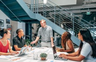 El auge de los espacios diáfanos: la escalera fija como elemento decorativo y funcional en oficinas y retail