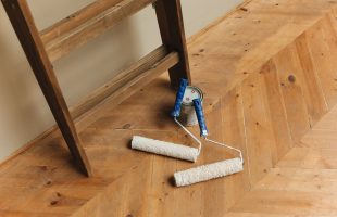 La regla de los 3 puntos de apoyo: La técnica vital que todo operario debe memorizar antes de subir un escalón