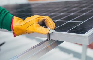 Instalación de paneles solares en cubiertas: la escalera ideal para el transporte de carga y la maniobra en ángulo