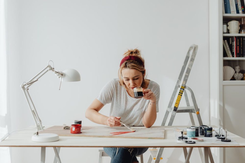 La regla de los 3 puntos de apoyo: La técnica vital que todo operario debe memorizar antes de subir un escalón