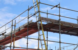 Normativa EN 131 explicada para no expertos: Qué exigirle a tu escalera profesional para evitar multas