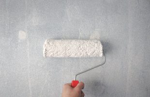 Pintar techos sin dolor de cuello (ni de espalda): La importancia de elegir la altura correcta de la escalera