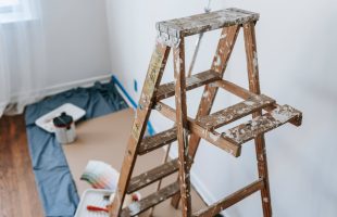 Los 7 errores más peligrosos al usar una escalera en obra (y cómo evitarlos con el modelo adecuado)